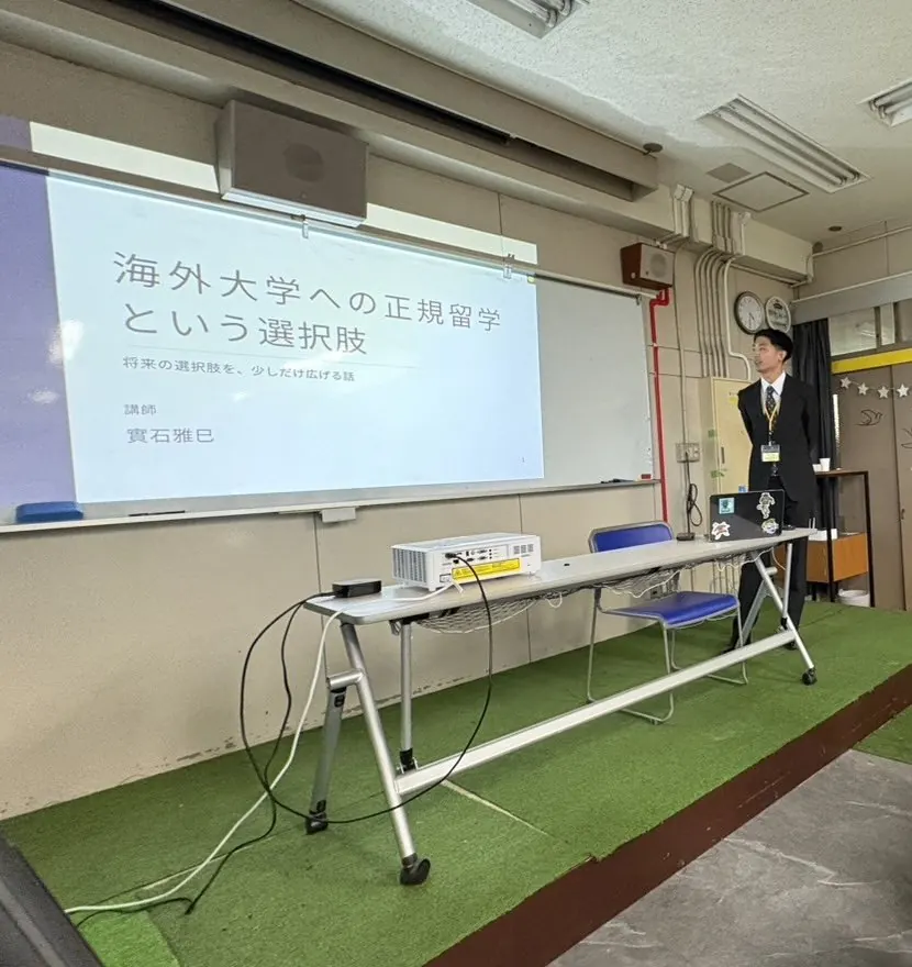 高校で「海外大学への正規留学という選択肢」を講義する代表